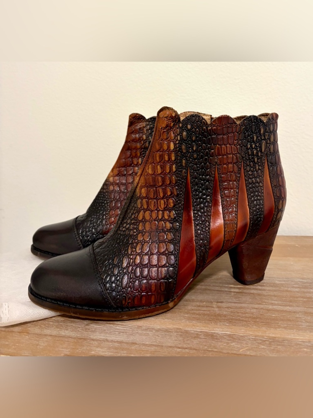 L'Artiste Extrovert Bootie by Spring Step
Womens Sz 41/9.5 Ankle Boots